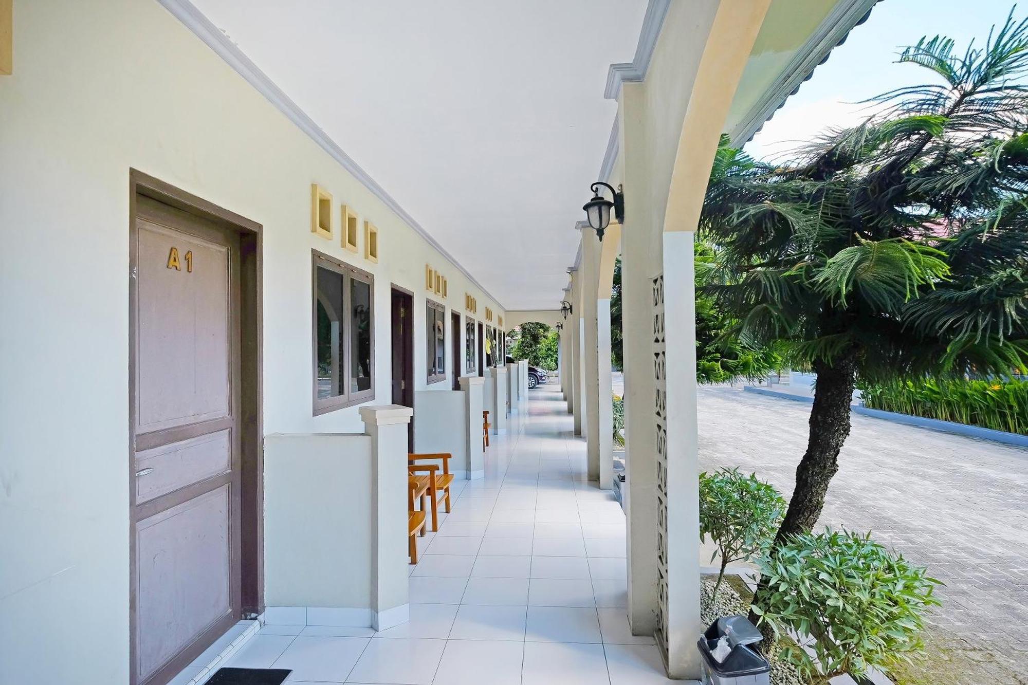Collection O 91046 Hotel Remaja Indah Masamba Extérieur photo